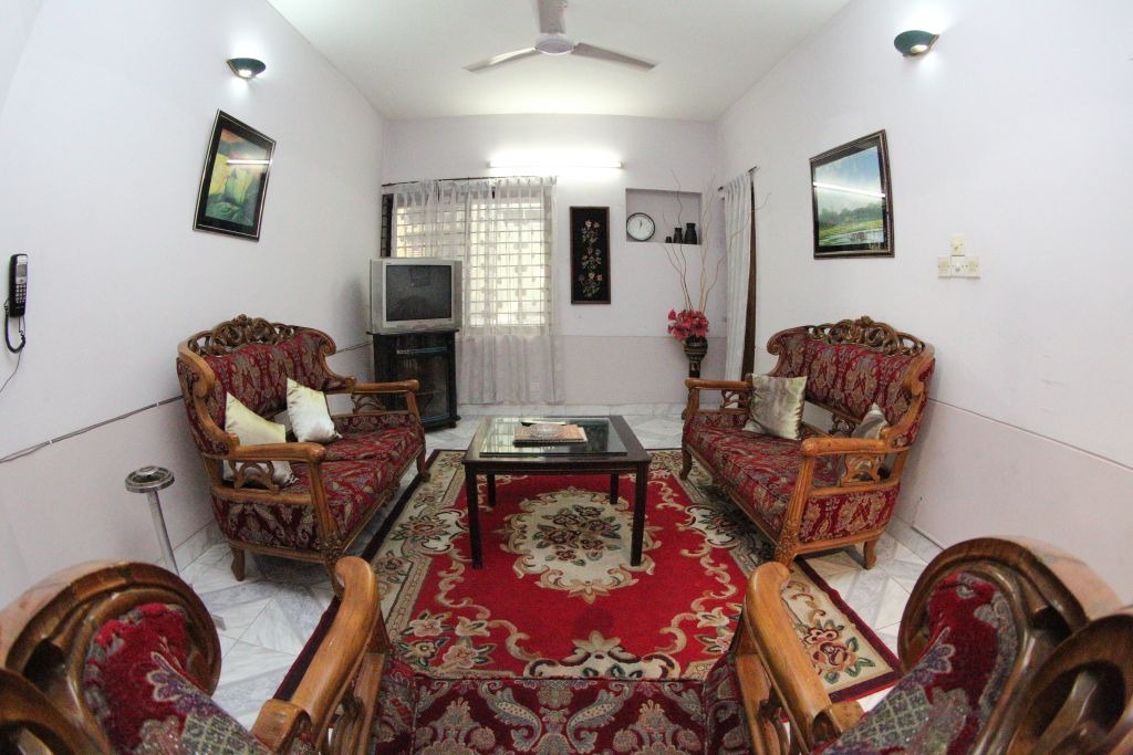 Clean bathroom in Babylon 2 bedroom large apartment