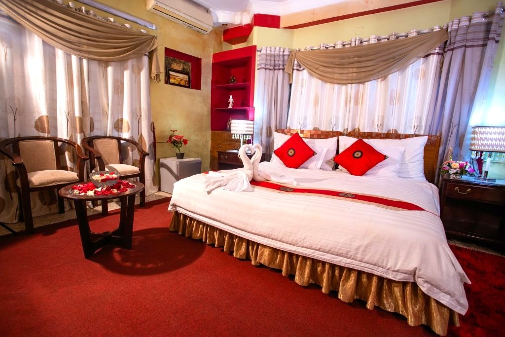 Deluxe hotel room at Babylon Baridhara DOHS