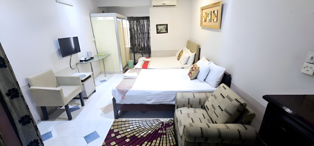 Clean bathroom in Babylon Hotel quadruple room