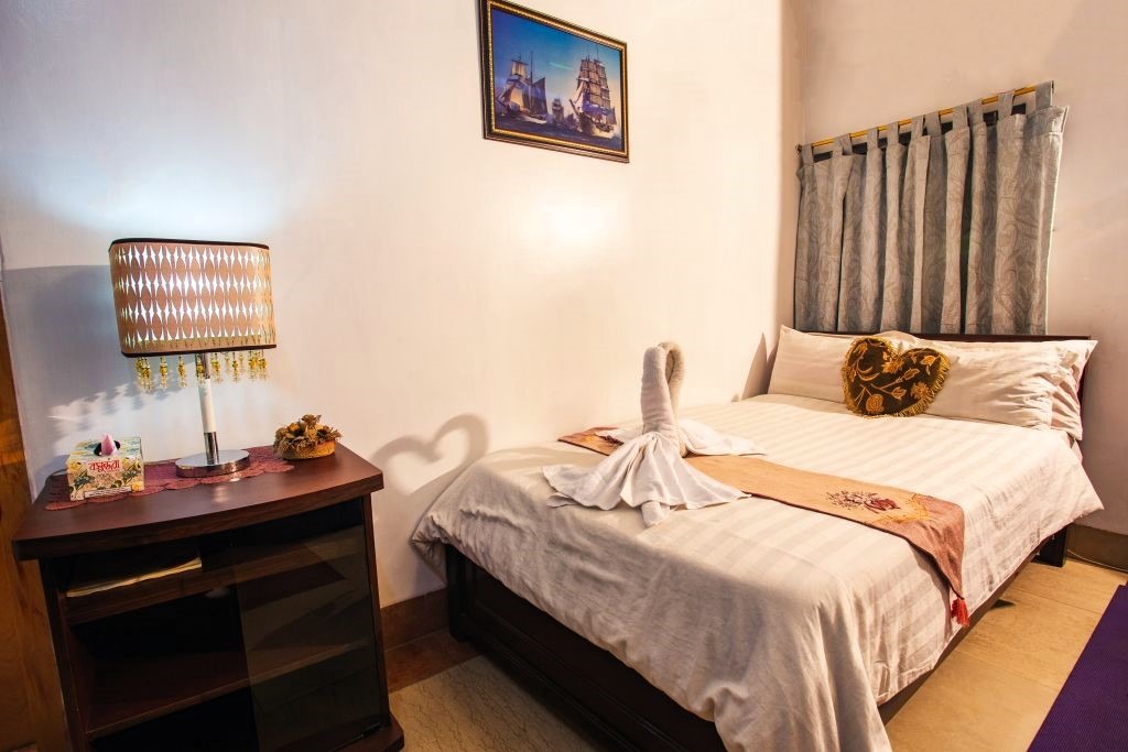 Room amenities in Single Deluxe Babylon Hotel